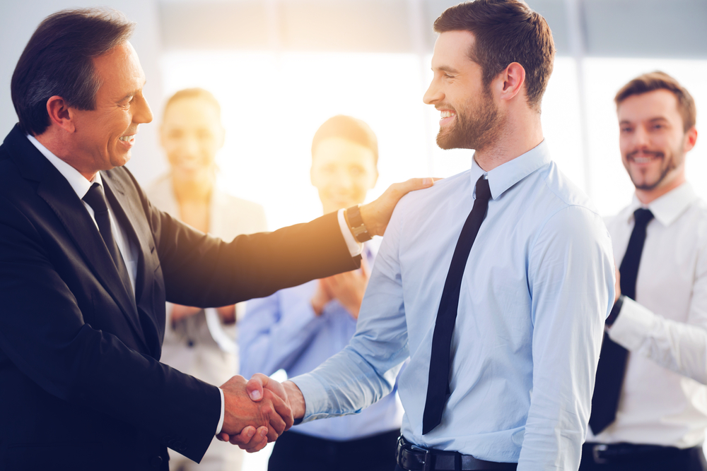 Khi nhân viên của bạn hoàn thành tốt công việc được giao, đừng ngần ngại dành tặng những lời khen cho họ nhé