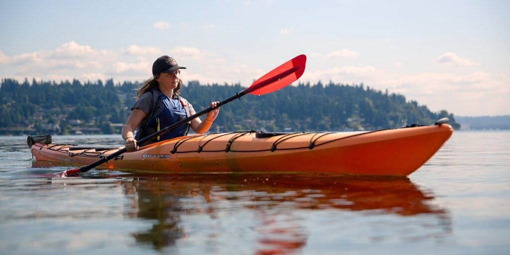 Kayaking: Chèo thuyền vượt thác hoặc vùng biển