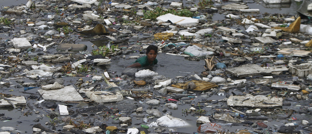 polluted /pəˈluːtɪd/: bị ô nhiễm