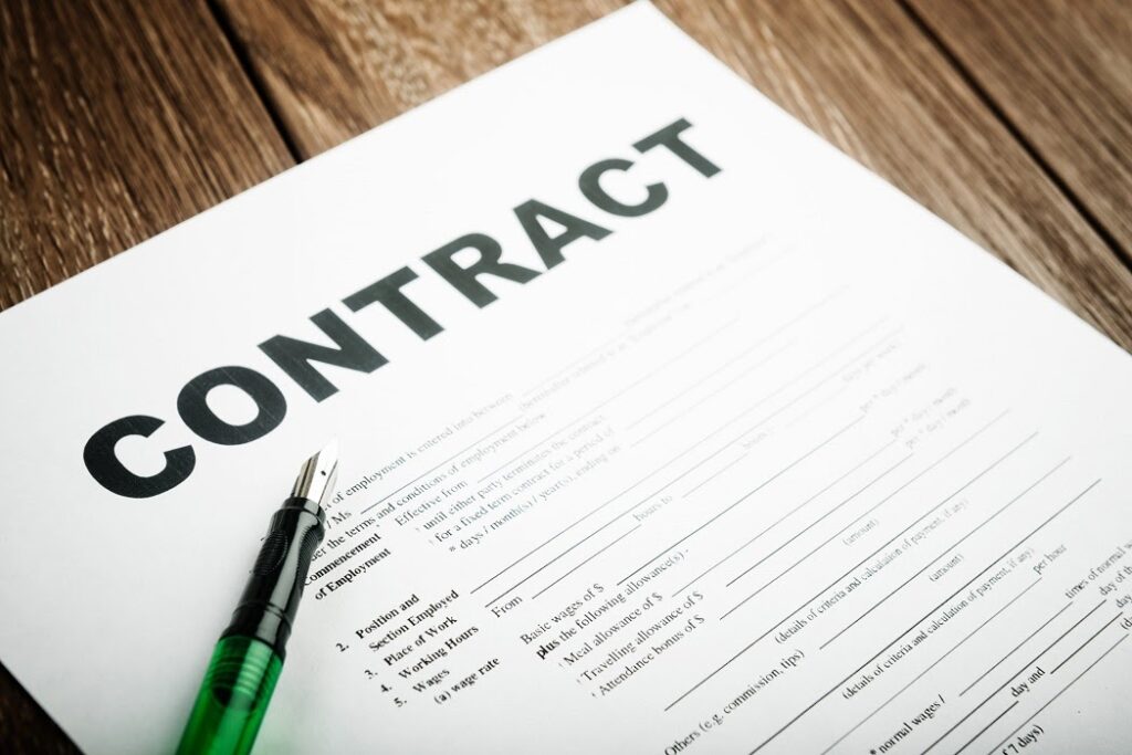 Contract /ˈkɒntrækt / (n): hợp đồng