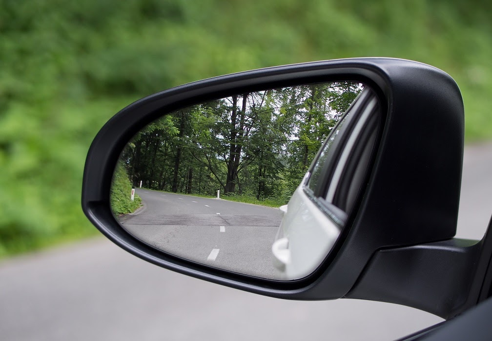 Outside mirror /aʊtˈsʌɪd ˈmɪrə/: gương chiếu hậu