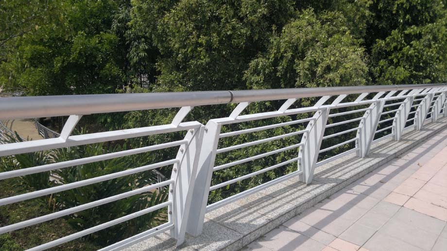 railing: lan can trên cầu