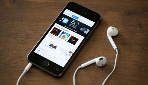 Đọc bản ghi của video hoặc podcast khi bạn nghe